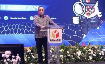 HERWYN J. MALONDA, ANGGOTA BAWASLU RI, PADA LAUNCHING RUMAH DATA BAWASLU JATIM