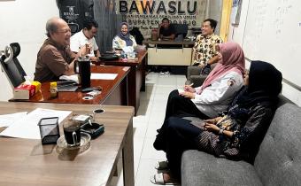 PLENO MINGGUAN BAWASLU SIDOARJO: SUSUN KONSEP SOSIALISASI MPLS DAN EVALUASI PERSIAPAN AKHIR UJI PETIK DATA PEMILIH