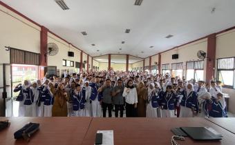 TURUT SUKSESKAN MPLS, BAWASLU SIDOARJO BEKALI PELAJAR SMPN 3 SIDOARJO TENTANG DEMOKRASI SANTUN SEJAK DINI