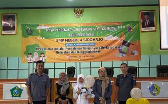 BAWASLU SIDOARJO AJAK SISWA SMPN 4 SIDOARJO BELAJAR DEMOKRASI DALAM KEGIATAN MPLS
