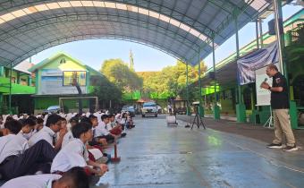 BAWASLU HADIR DALAM MPLS SMPN 5 SIDOARJO, KENALKAN PEMILU DAN ETIKA DEMOKRASI