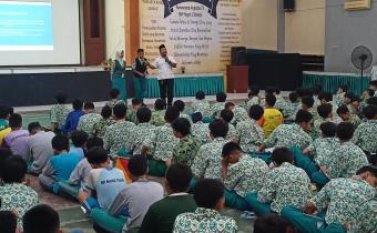 TANAMKAN NILAI DEMOKRASI SEJAK DINI, BAWASLU SIDOARJO HADIR DI MPLS SMPN 1 SIDOARJO