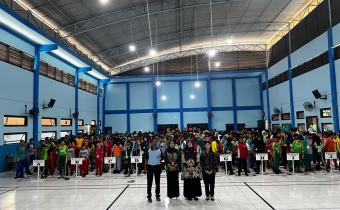 KENALKAN DEMOKRASI LEWAT MPLS, BAWASLU SIDOARJO AJAK SISWA SMPN 2 SIDOARJO PEDULI DAN RAWAT DEMOKRASI