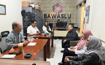 RAPAT PLENO MINGGUAN BAWASLU SIDOARJO: RENCANAKAN DISKUSI HUKUM RUTIN, PENGUATAN KELEMBAGAAN DAN PERINGATAN HARI KEBAYA NASIONAL