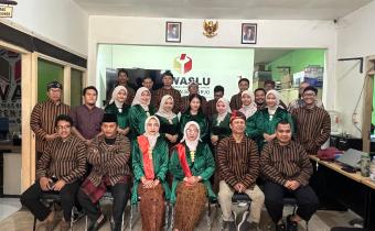 MERAWAT BUDAYA, MENJAGA DEMOKRASI: BAWASLU SIDOARJO PERINGATI HARI KEBAYA NASIONAL