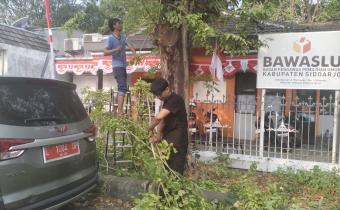 SAMBUT BULAN KEMERDEKAAN, BAWASLU SIDOARJO HIASI DAN BERSIHKAN LINGKUNGAN KANTOR 