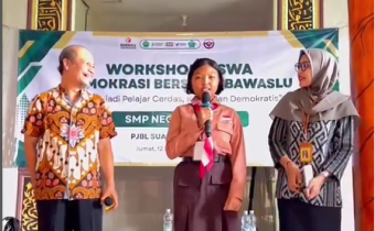 KENALKAN NILAI DEMOKRASI SEDARI DINI, BAWASLU SIDOARJO JADI NARASUMBER WORKSHOP PEMILU DAN SIMULASI PEMILU PELAJAR (PIJAR) DI SMPN 2 TARIK
