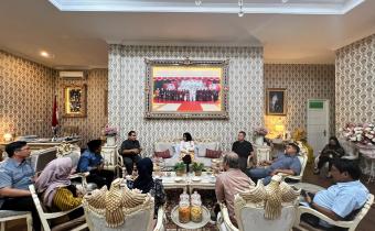 PERKUAT HUBUNGAN DENGAN PEMERINTAH DAERAH, BAWASLU SIDOARJO LAKUKAN KUNJUNGAN KERJA KE WAKIL BUPATI SIDOARJO