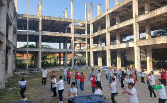 SEMARAKKAN HUT RI KE 80, BAWASLU SIDOARJO MENGIKUTI SENAM BERSAMA DI LINGKUNGAN PAHLAWAN GANG 1