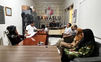 PLENO MINGGUAN BAWASLU SIDOARJO: OPTIMALKAN KINERJA LEMBAGA DENGAN PENATAAN JAJARAN STAF SEKRETARIAT 