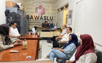PLENO MINGGUAN BAWASLU SIDOARJO: SUSUN STRATEGI PELAKSANAAN SE BAWASLU RI 36 TAHUN 2025 TENTANG WFA