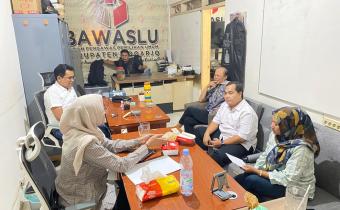 PLENO MINGGUAN BAWASLU SIDOARJO: SUSUN STRATEGI PELAKSANAAN PENGAWASAN COKLIT TERBATAS (COKTAS) KPU SIDOARJO DAN AGENDA PENGUATAN SDM