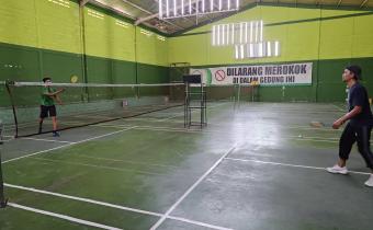 IMPLEMENTASIKAN JUMAT SEHATI, BAWASLU SIDOARJO LAKUKAN OLAHRAGA BADMINTON 