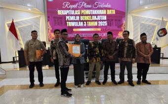 PASTIKAN HAK PILIH MASYARAKAT SIDOARJO TERLINDUNGI, BAWASLU SIDOARJO LAKUKAN PENGAWASAN MELEKAT PLENO REKAPITULASI PDPB TRIWULAN III 