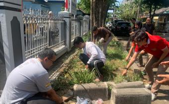 TURUT SUKSESKAN PROGRAM JUMPA BERLIAN BAWASLU RI, BAWASLU SIDOARJO KERJA BAKTI BERSIHKAN LINGKUNGAN KERJA