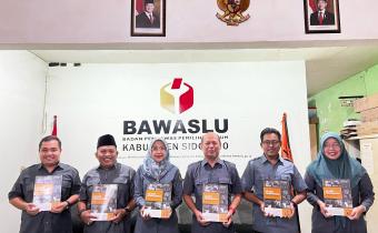 BAWASLU SIDOARJO LUNCURKAN DOKUMENTER PENGAWASAN MELALUI BUKU “JEJAK PENGAWASAN: DARI LENSA KAMERA KE RUANG DEMOKRASI”