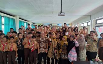 BAWASLU SIDOARJO KENALKAN NILAI DEMOKRASI DAN KEPEMILUAN KEPADA PELAJAR SMP WIDYA WIYATA MELALUI WORKSHOP PEMILU PELAJAR