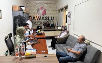 PLENO MINGGUAN BAWASLU SIDOARJO: PERKUAT LITERASI DEMOKRASI MASYARAKAT MELALUI PODCAST