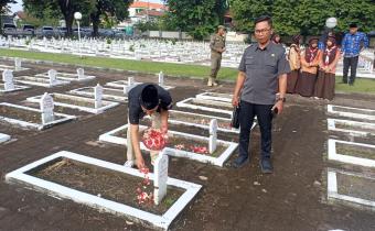 KETUA BAWASLU SIDOARJO IKUTI ZIARAH KE MAKAM PAHLAWAN DAN MAKAM BUPATI TERDAHULU PERINGATI HARJASDA KE-167