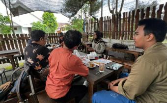 WARUNG PENGAWASAN EDISI KELIMA, BAWASLU SIDOARJO AJAK WARGA WONOAYU AKTIF MENGAWASI DEMOKRASI