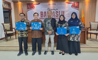 EMPAT PEGAWAI BAWASLU SIDOARJO RAIH PENGANUGERAHAN SATYALANCANA KARYA SATYA X TAHUN  #