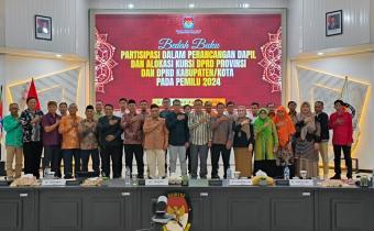 BAWASLU SIDOARJO HADIRI BEDAH BUKU DAN FGD TERKAIT PENYUSUNAN DAPIL DAN ALOKASI KURSI DPRD OLEH KPU SIDOARJO
