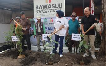 PENANAMAN POHON INTEGRITAS BAWASLU SIDOARJO BERSAMA WAKIL BUPATI, KETUA DPRD, DAN PIMPINAN OPD SIDOARJO